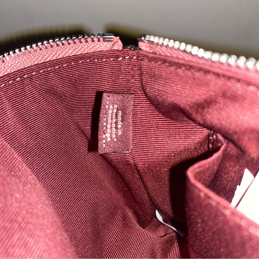 Coach leather Corner Zip Wristlet With Heart Rivets New - Picture 10 of 10